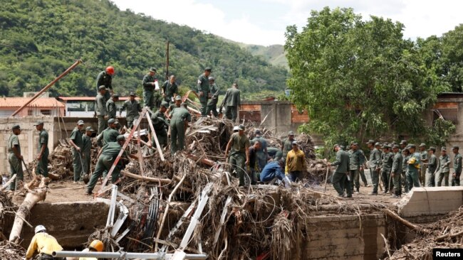 Rescatistas trabajan después de un deslizamiento de tierra debido a las fuertes lluvias, en Las Tejerias, estado de Aragua, Venezuela, el 10 de octubre de 2022. REUTERS/Leonardo Fernandez Viloria