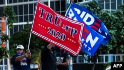 ၂၀၂၀ အမေရိကန်ရွေးကောက်ပွဲအတွက် အမေရိကန်သမ္မတ Doanld Trump ကို ထောက်ခံသူနဲ့ ဒီမိုကရက်သမ္မတလောင်း Joe Biden ကို ထောက်ခံသူများကို Florida ပြည်နယ် Miami မြို့မှာ တွေ့ရ။ (အောက်တိုဘာ ၀၅၊ ၂၀၂၀)