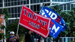 Pendukung Presiden AS Donald Trump dan pendukung mantan Wapres Joe Biden sama-sama mengibarkan bendera di Miami, Florida (foto: dok).