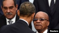 Le président américain Barack Obama, du dos, se serre la main avec homologue sud-africain Jacob Zuma, à droite, lors la Conférence mondiale sur le changement climatique 2015 (COP21) à Bourget, près de Paris, France, 30 novembre 2015. REUTERS / Martin ouverture Bureau / Pool - RTX1WHZ4