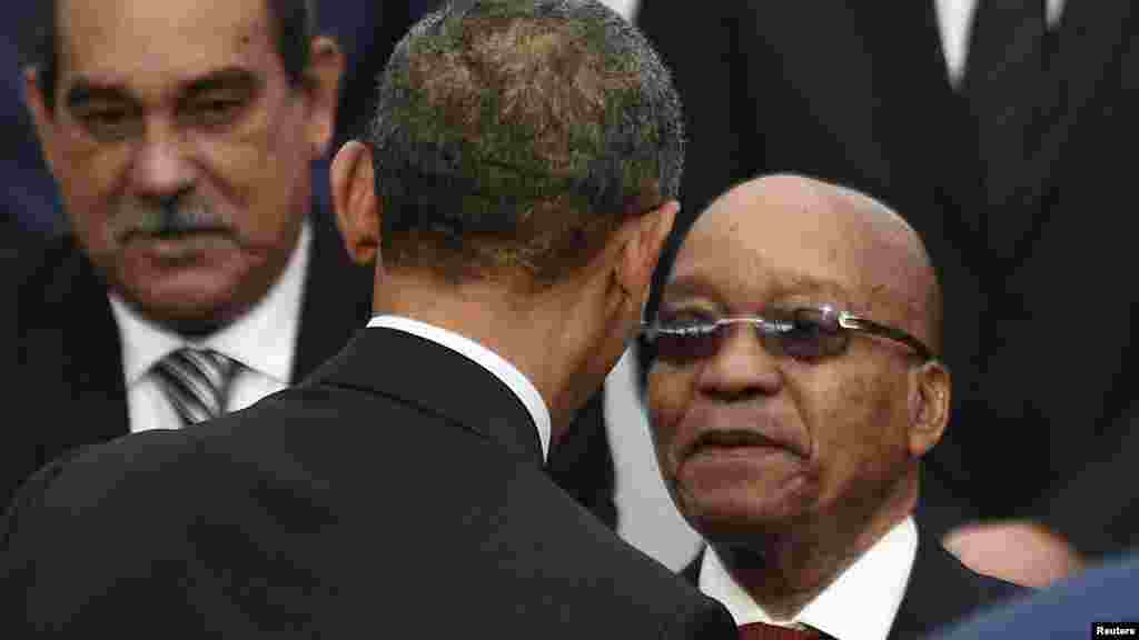 Le président américain Barack Obama se serre la main avec le président Jacob Zuma d&#39;Afrique du Sud, à droite, lors d&#39;une photo de famille à l&#39;ouverture de la COP21, au Bourget, France, 30 novembre 2015.