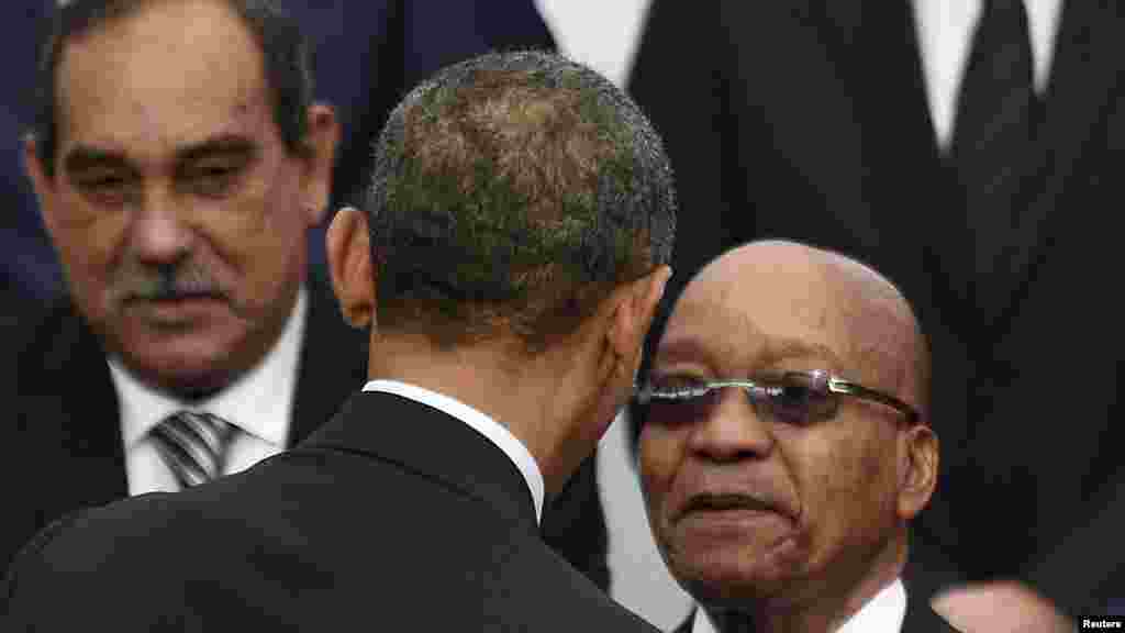 Shugaban Amurka Barack Obama Yana Gaisawa Da Shugaban Kasar Afirka Ta Kudu Jacob Zuma A wurin Taron Majalisar Dinkin Duniya Kan Dumamar Yanayi. Nuwamba 30, 2015. &nbsp;