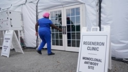 Seorang perawat memasukin ruangan khusus pemberian obat antibodi monoklonal Regeneron di C. B. Smith Park, Pembroke Pines, pada 18 Agustus 2021. (Foto: AP/Marta Lavandier)