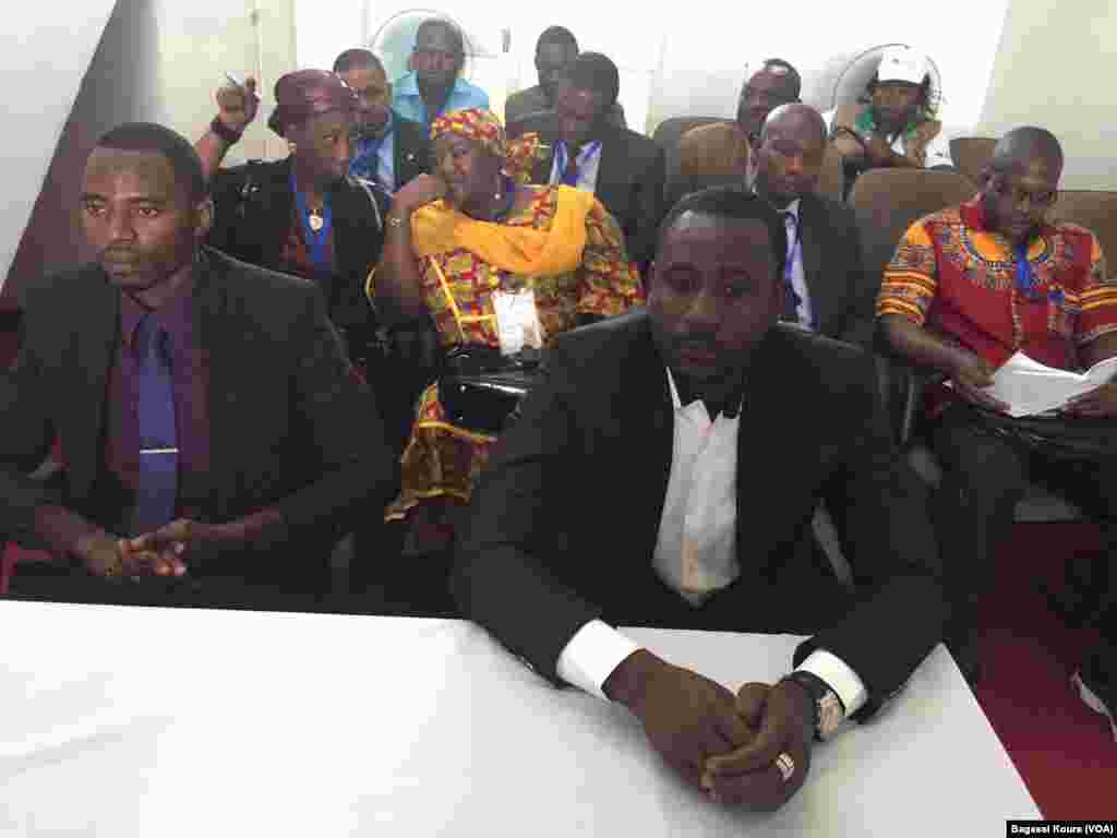 Observateurs et membres du bureau de vote n&deg;1 de Niamey, le 20 mars 2016.