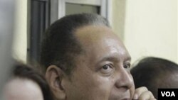 Mantan diktator Haiti Jean-Claude Duvalier (kanan) sedang berbicara di telepon, di samping istrinya Veronique Roy, saat tiba di bandara internasional Toussaint Louverture di Port-au-Prince, Haiti.