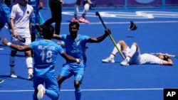 ভারতের নীলকান্ত শর্মা এবং সুমিত ২০২০ গ্রীষ্মকালীন অলিম্পিকে বৃহস্পতিবার পুরুষদের হকিতে ব্রোঞ্জ পদক জয়ের পর উল্লাসে মেতে ওঠেন। ৫ আগস্ট, ২০২১।