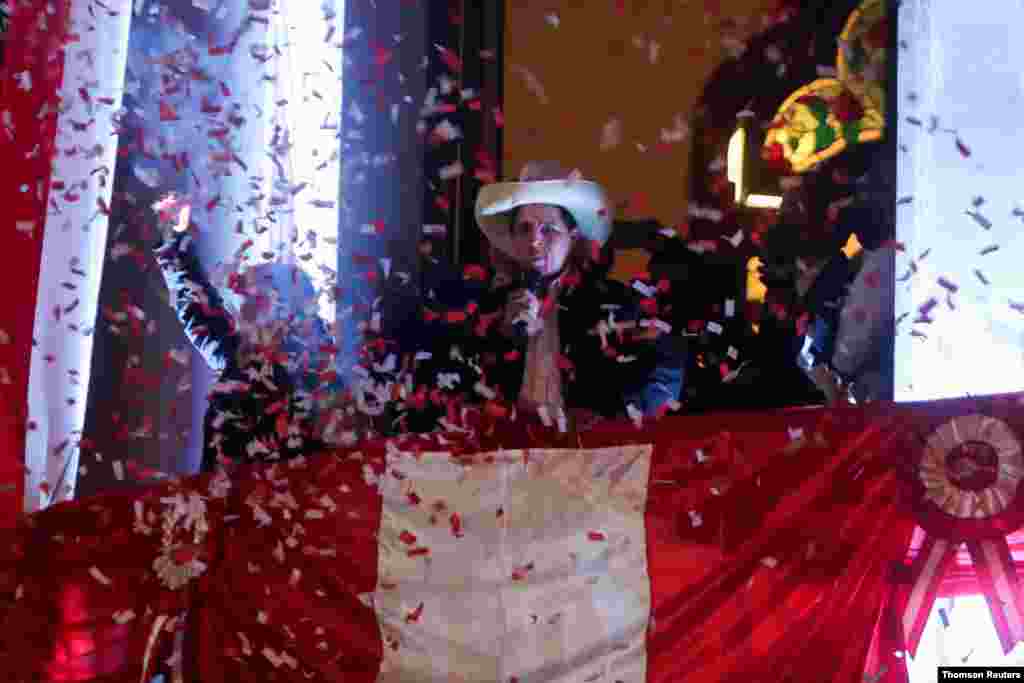 페루 리마에서 차기 대통령으로 확정된 페드로 카스티요가 축하받고 있다. 