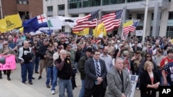 Warga AS melakukan aksi unjuk rasa di Indianapolis (foto: ilustrasi). Survei terbaru mendapati hanya seperempat warga Amerika yang bisa membedakan mana "fakta" dan "opini".