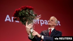 Norway's Labor Party leader Jonas Gahr Stoere holds a bouquet of red roses at the Labor Party's election vigil at the People's House during parliamentary elections in Oslo, Norway, September 13, 2021. (Javad Parsa/NTB via Reuters) 