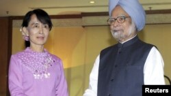 India's Prime Minister Manmohan Singh (R) shakes hands with Burma pro-democracy leader Aung San Suu Kyi during their meeting in Rangoon, May 29, 2012.