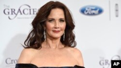 La actriz estadounidense Lynda Carter regresa en la serie de televisión "Supergirl".