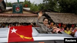 NLD ဥက္ကဋ္ဌဒေါ်အောင်ဆန်းစုကြည်ရဲ့ သူ့ရဲ့မဲဆန္ဒနယ် ကော့မှူး စည်းရုံးရေးခရီးစဉ် စတင်ပုံ။ (စက်တင်ဘာ ၂၁၊ ၂၀၁၅)