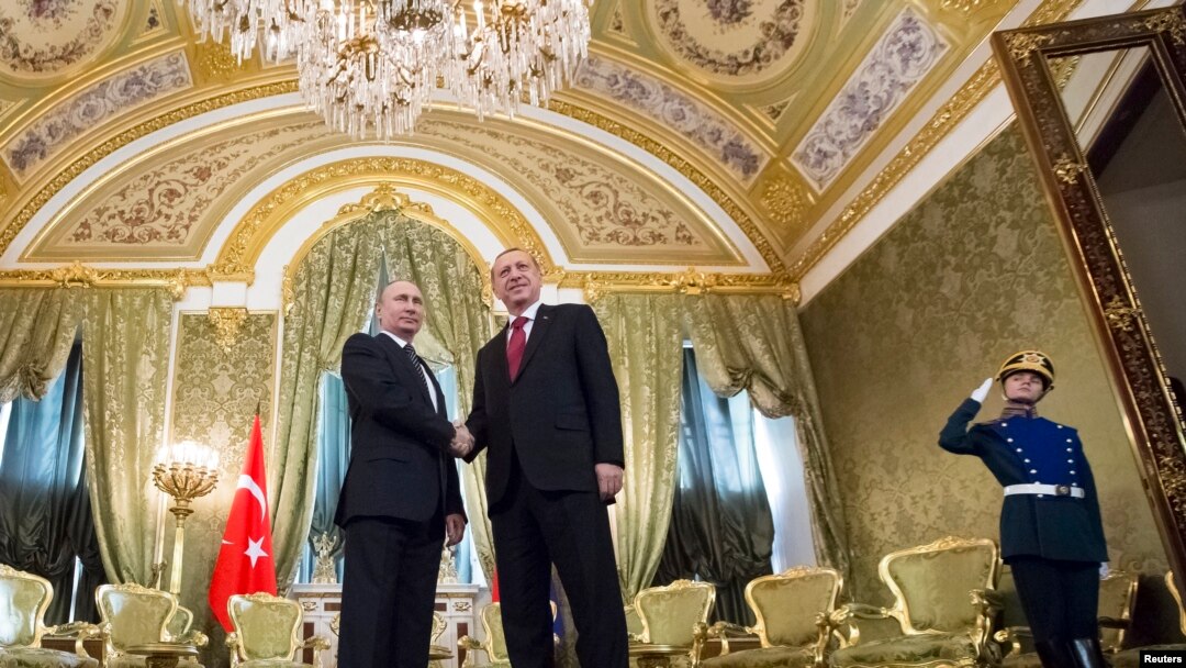 Presiden Rusia Vladimir Putin (kiri) dan Presiden Turki Recep Tayyip Erdogan dalam pertemuan di Kremlin, Moskow, 10 Maret 2017. (Foto: dok).
