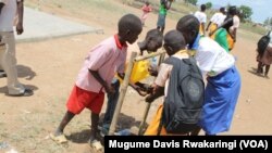 Des enfants se lavant les mains au Soudan du Sud (Photo Mugume Davis Rwakaringi, VOA)