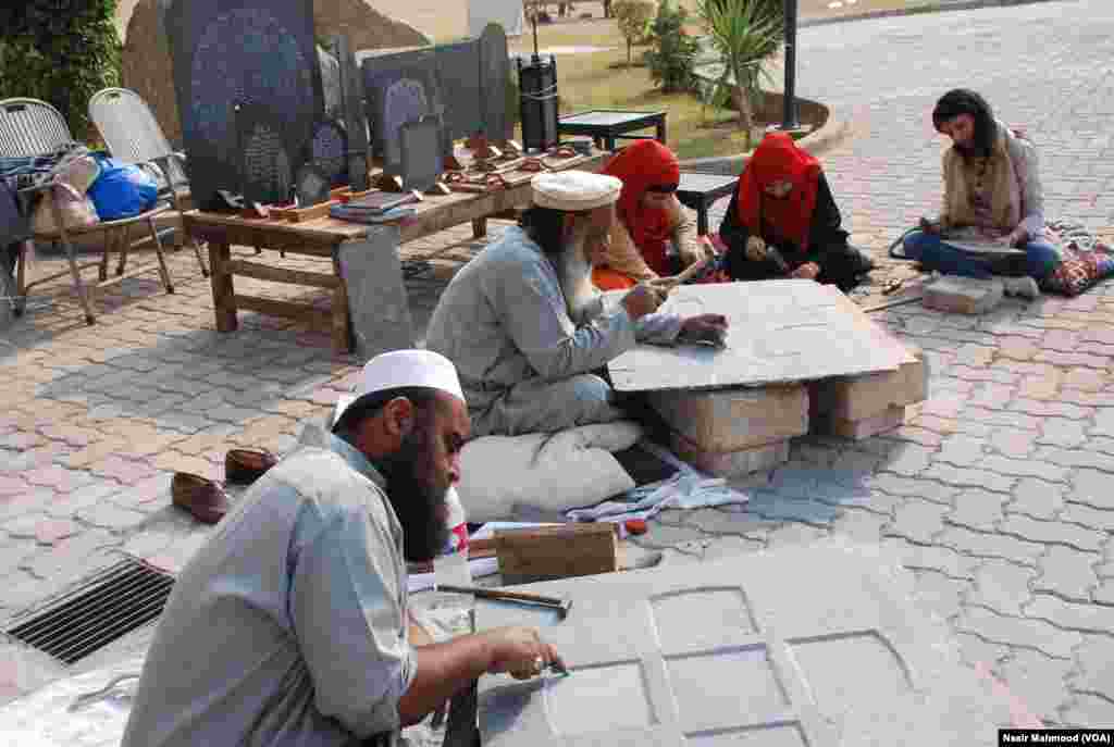 اسلام آباد نیشنل کونسل آف دی آرٹس میں سنگ تراش اپنے فن پارے تیار کر رہے ہیں۔