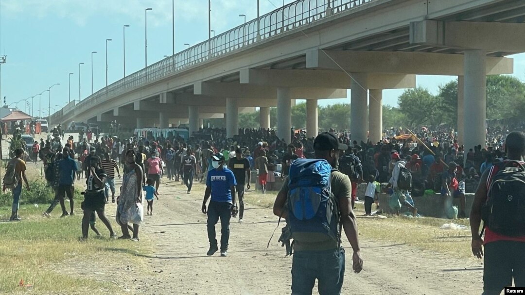 Ribuan migran berada di kamp darurat di bawah jembatan dekat perbatasan AS-Meksiko, di kota Del Rio, Texas.