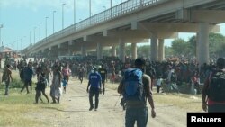 Ribuan migran berada di kamp darurat di bawah jembatan dekat perbatasan AS-Meksiko, di kota Del Rio, Texas.