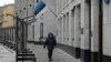 Seorang pejalan kaki melewati Kedutaan Besar Estonia di Moskow, hari Senin, 23 Januari 2023, di tengah perseteruan kedua negara sebagai akibat dari invasi Rusia ke Ukraina. 