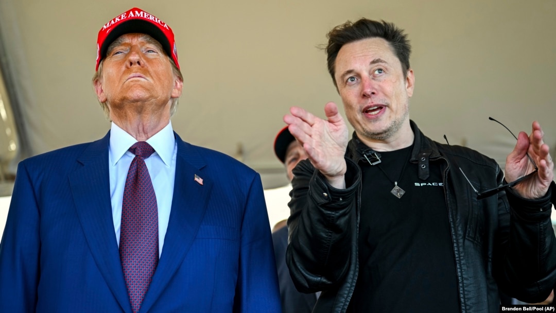 Presiden terpilih Donald Trump menyaksikan peluncuran roket raksasa SpaceX, Starship, di Texas bersama Elon Musk, 19 November 2024. Trump menyatakan dukungan untuk program visa H-1B bagi pekerja teknologi asing. (Brandon Bell/Pool)