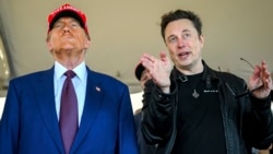 Presiden terpilih Donald Trump menyaksikan peluncuran roket raksasa SpaceX, Starship, di Texas bersama Elon Musk, 19 November 2024. Trump menyatakan dukungan untuk program visa H-1B bagi pekerja teknologi asing. (Brandon Bell/Pool)