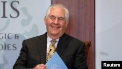 Menteri Luar Negeri Rex Tillerson tiba untuk memberikan pemaparan mengenai Hubungan AS dan India untuk Abad Mendatang di Center for Strategic and International Studies di Washington, 18 Oktober 2017.