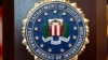 资料照片：联邦调查局(FBI)驻俄勒冈州波特兰市办事处举行新闻发布会前，讲台上展示着该局的徽章。(2025年1月16日)