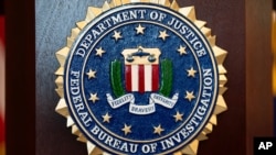 资料照片：联邦调查局(FBI)驻俄勒冈州波特兰市办事处举行新闻发布会前，讲台上展示着该局的徽章。(2025年1月16日)