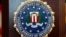 资料照片：联邦调查局(FBI)驻俄勒冈州波特兰市办事处举行新闻发布会前，讲台上展示着该局的徽章。(2025年1月16日)