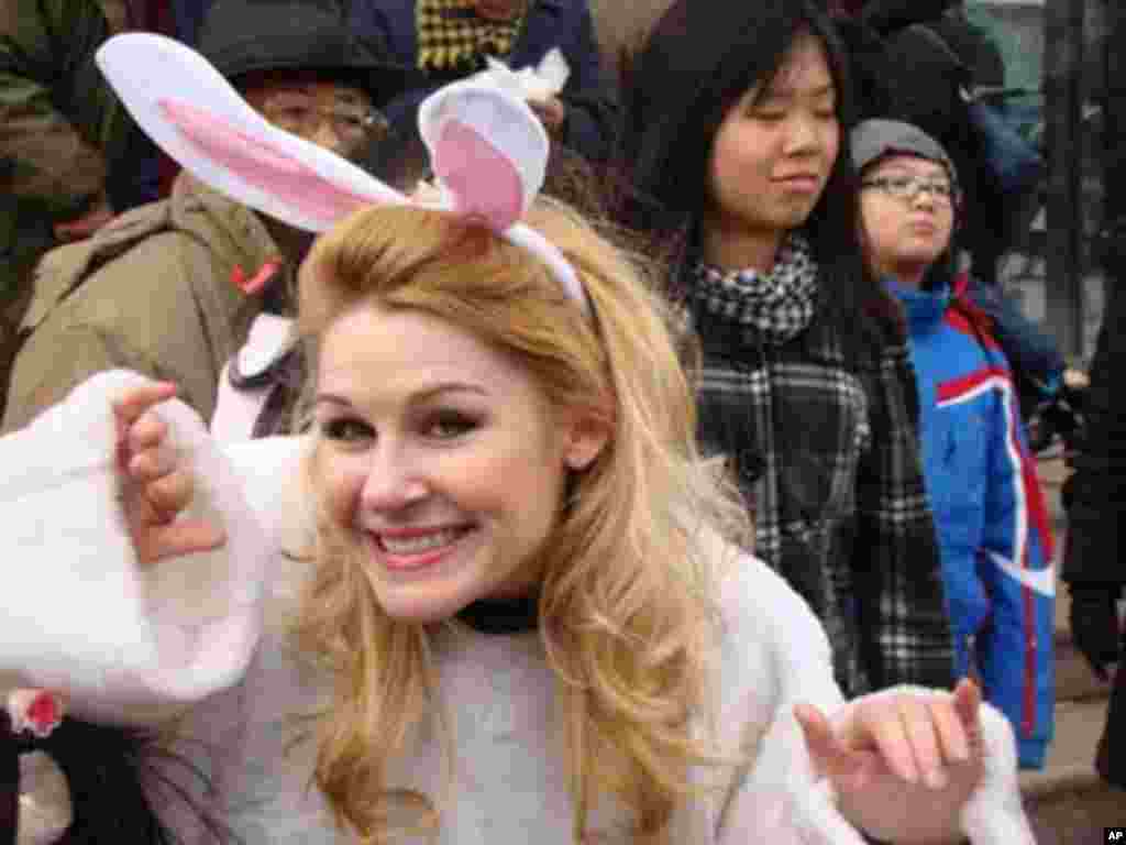 美國女郎打扮成兔子與華人民眾同樂