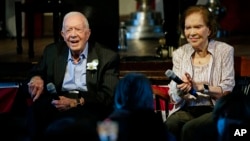 Mantan Presiden AS Jimmy Carter dan ibu negara Rosalynn Carter (foto: dok). 