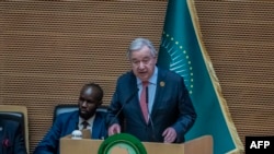 O Secretário-Geral das Nações Unidas, António Guterres, discursa durante a 38.ª Cimeira da União Africana (UA), onde os líderes irão eleger um novo presidente da Comissão da UA, na sede da UA em Adis Abeba, a 15 de fevereiro de 2025.