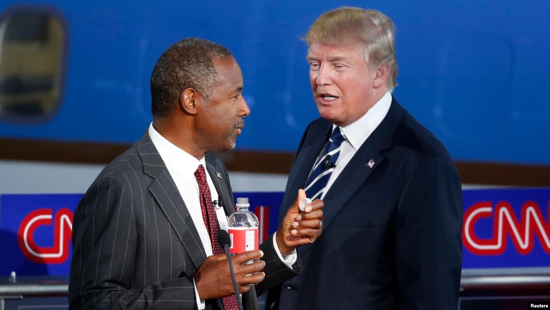 Bakal Capres Partai Republik Ben Carson (kiri) berbicara dengan Donald Trump di sela debat capres 16 September lalu (foto: dok).