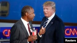 Bakal Capres Partai Republik Ben Carson (kiri) berbicara dengan Donald Trump di sela debat capres 16 September lalu (foto: dok).