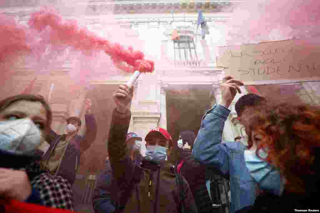 이탈리아 로마에서 신종 코로나바이러스 확산 방지를 위해 고등학교를 계속 폐쇄하기로 한 정부의 결정에 항의하는 학생들의 시위가 열렸다.