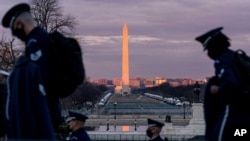 ទិដ្ឋភាពវិមាន Washington និងវាល National Mall នៅរដ្ឋធានីវ៉ាស៊ីនតោន ខណៈកងទ័ពអាកាសអាមេរិក ដើរកាត់បរិវេណជណ្តើរខាងលិចនៃវិមានសភាសហរដ្ឋអាមេរិក កាលពីថ្ងៃច័ន្ទ ទី១៨ ខែមករា ឆ្នាំ២០២១។