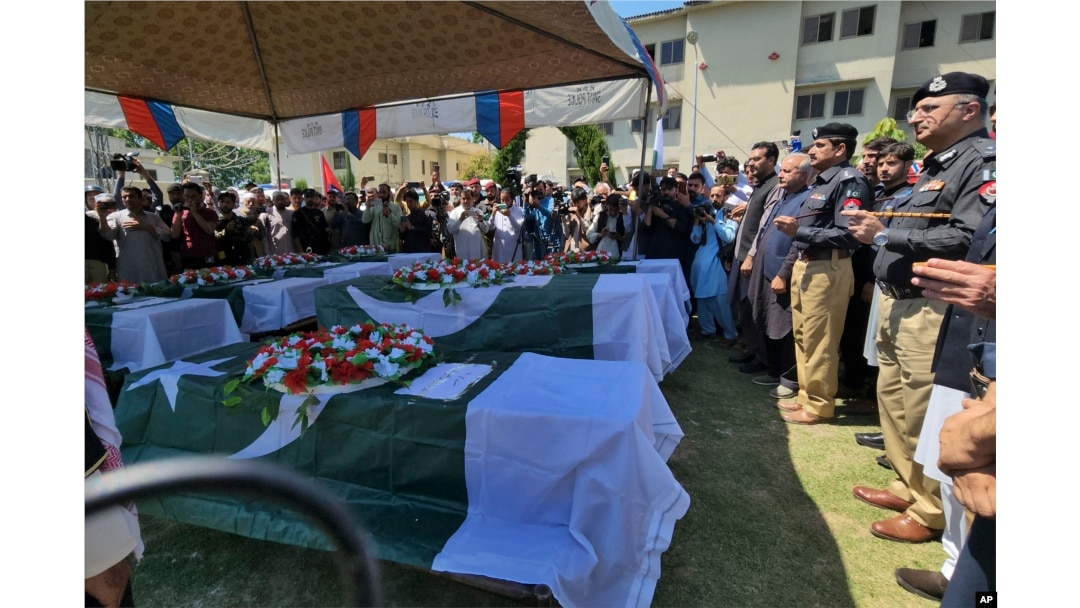 Pejabat dan lainnya menghadiri doa pemakaman petugas polisi, yang tewas dalam insiden ledakan amunisi di Kabal, sebuah kota di Distrik Swat, Pakistan, Selasa, 25 April 2023. (Foto: AP)