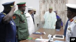 Presiden Nigeria Muhammadu Buhari (tengah) mengadakan pertemuan dengan kepala-kepala staf angkatan bersenjata Nigeria di Abuja, Selasa (2/6).