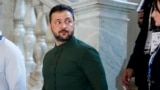 Presiden Ukraina Volodymyr Zelenskyy berjalan meninggalkan tempat Forum Ambrosetti digelar di Cernobbio, Italia, seusai bertemu dengan Perdana Menteri Italia Giorgia Meloni pada 7 September 2024. (Foto: AP/Luca Bruno)