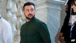 Presiden Ukraina Volodymyr Zelenskyy berjalan meninggalkan tempat Forum Ambrosetti digelar di Cernobbio, Italia, seusai bertemu dengan Perdana Menteri Italia Giorgia Meloni pada 7 September 2024. (Foto: AP/Luca Bruno)