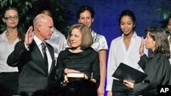 جێری بڕاون سوێندی یاسایی ده‌خوات وه‌ک 39 هه‌مین فه‌رمانداری کالیفۆرنیا، دووشه‌ممه‌ 3 ی دوازده‌ی 2011