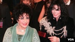 Elizabeth Taylor llega con su amigo Michael Jackson al teatro Pantages en Hollywood, poco antes de celebrar sus 65 años, en 1997.