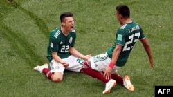 Le Mexicain Hirving Lozano célèbre son premier but avec Jesus Gallardo, 17 juin 2018.