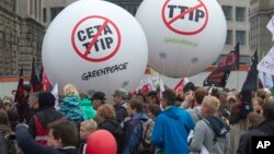 Para demonstran menentang perjanjian perdagangan TTIP dan CETA dalam aksi protes di Leipzig, Jerman (17/9) lalu. 