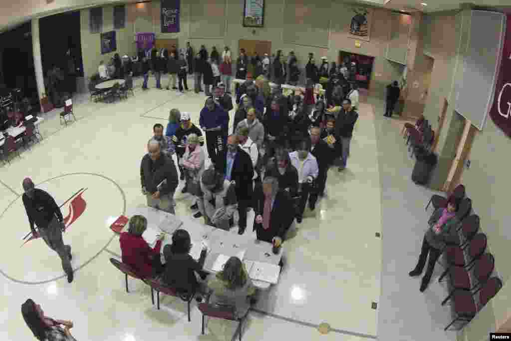 پائن ول کے ایک پولنگ اسٹیشن کے اندر ووٹر اپنی باری کے منتظر