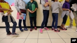 ARCHIVO - Adolescentes migrantes hacen fila para una clase en un centro para "edad tierna" para bebés, niños y adolescentes, en el Valle del Río Grande de Texas, en San Benito, Texas, el 29 de agosto de 2019.