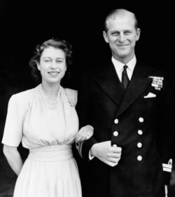 Ảnh chụp ngày 10/7/1947 Công chúa Elizabeth và chồng sắp cưới, Thiếu úy Philip Mountbatten ở London. (AP..