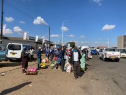 Vendors defied reintroduced stringent measures and went about their business in Harare on July 22, 2020 a day after Zimbabwe introduced a ban on unregistered informal trading. (Columbus Mavhunga/VOA)