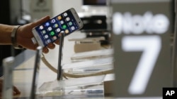 A customer holds a Samsung Electronics Galaxy Note 7 smartphone at the headquarters of South Korean mobile carrier KT in Seoul, South Korea, Sept. 2, 2016.