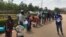 Des réfugiés burundais rentrent du camp de Mahama le 9 septembre 2020.
