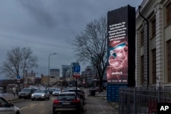 Layar di dekat Museum Energi dan Jembatan Mindaugas menunjukkan bahwa pada tanggal 8 Februari, negara-negara Baltik akan memutuskan sambungan listrik dari Rusia untuk sinkronisasi dengan Eropa Kontinental, di Vilnius, Lithuania, Selasa, 4 Februari 2025. (Mindaugas Kulbis/AP)